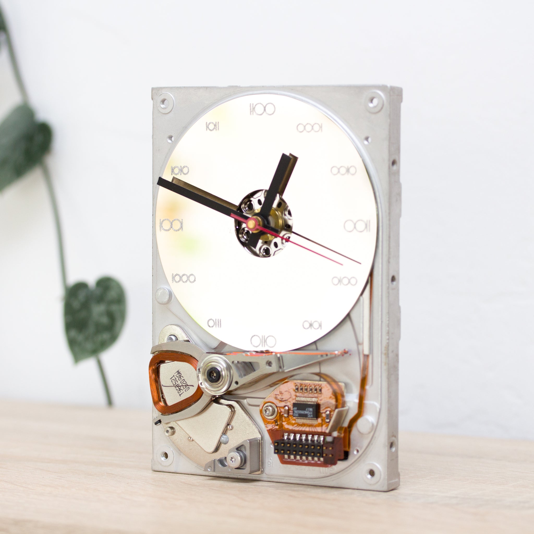 Desk clock made of recycled HDD drive