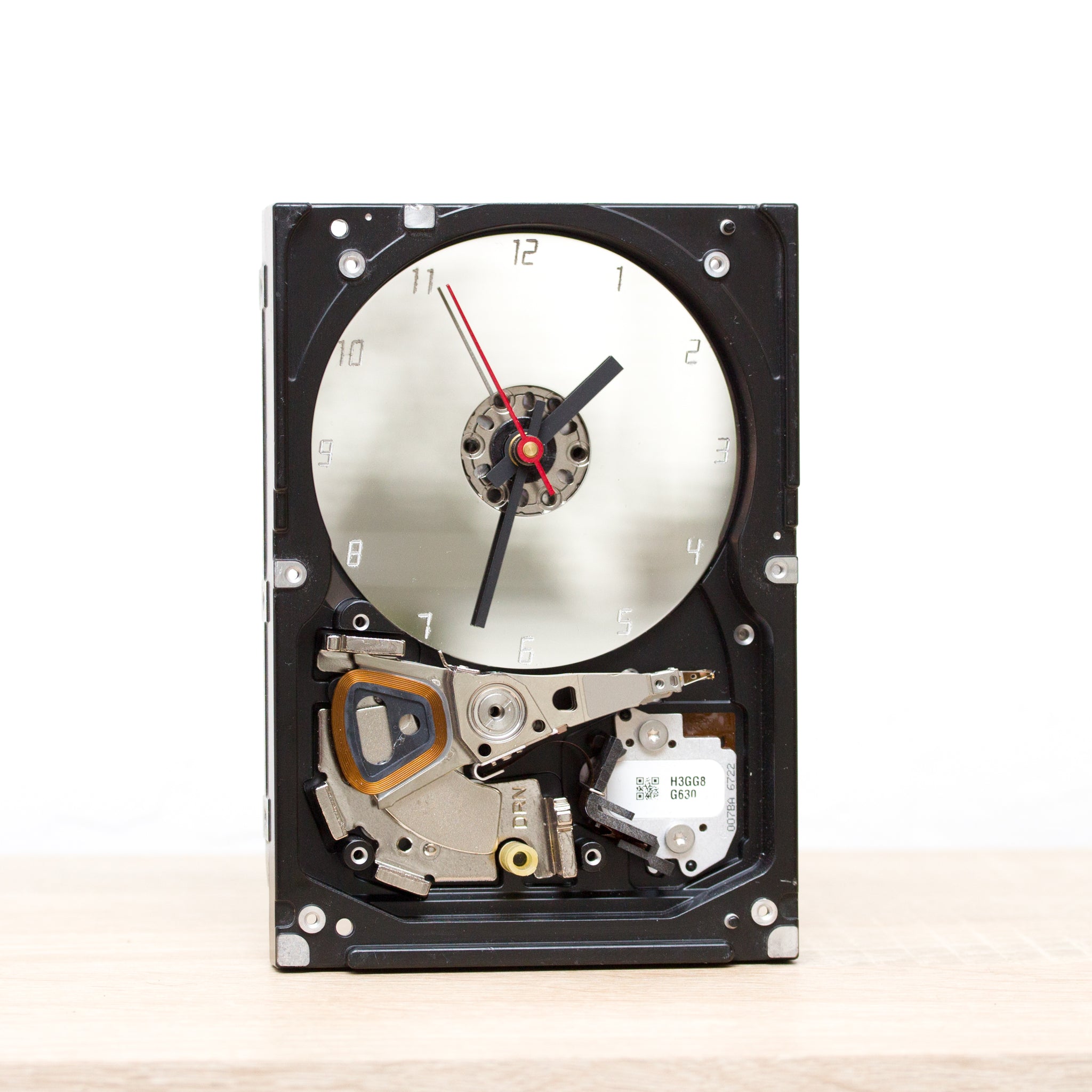Clock for techie lover made of a recycled HDD