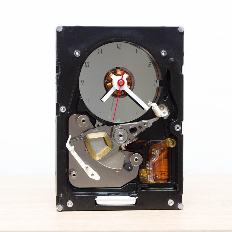 Clock for techie lover made of a recycled HDD