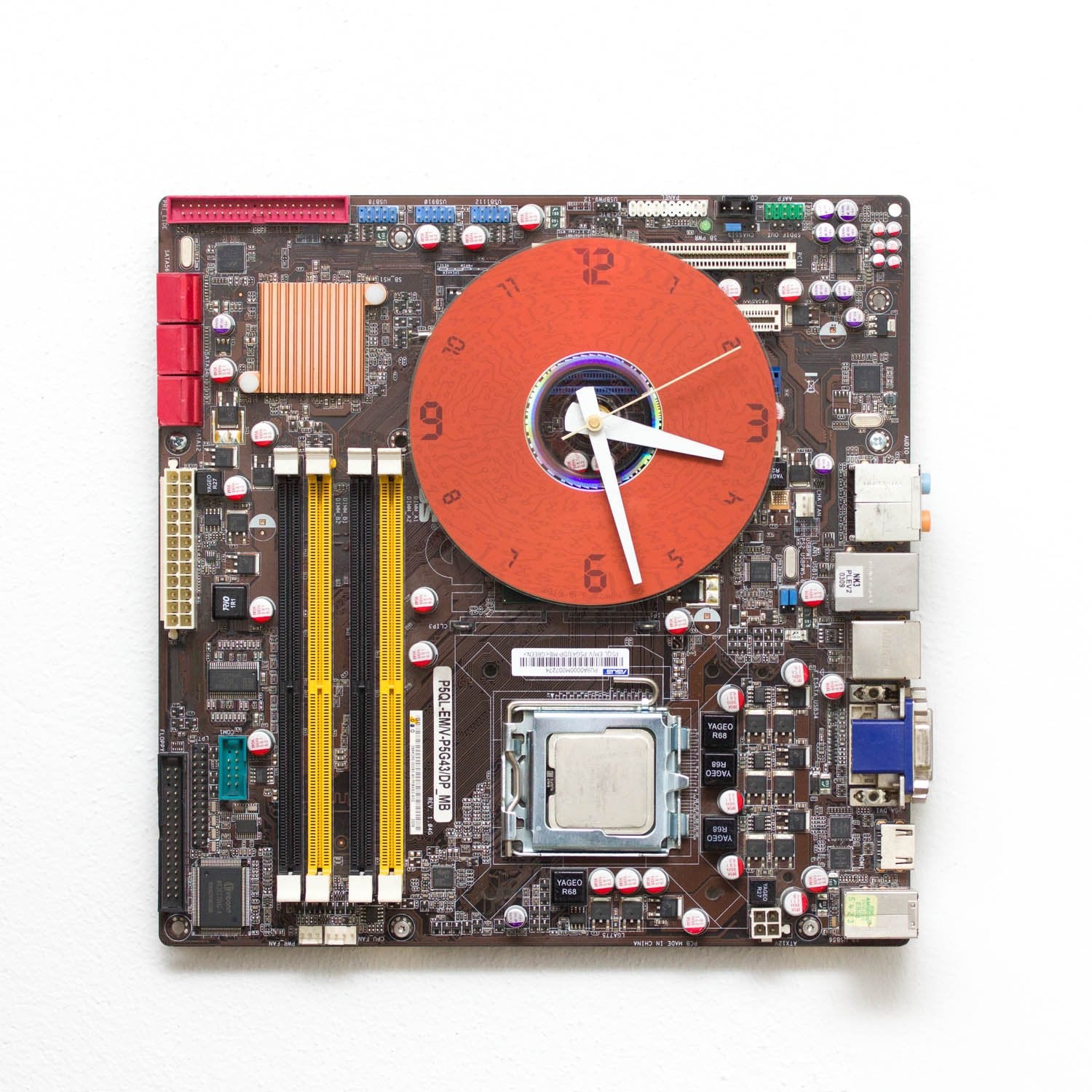 Geeky Wall Clock made of black / dark brown circuit board