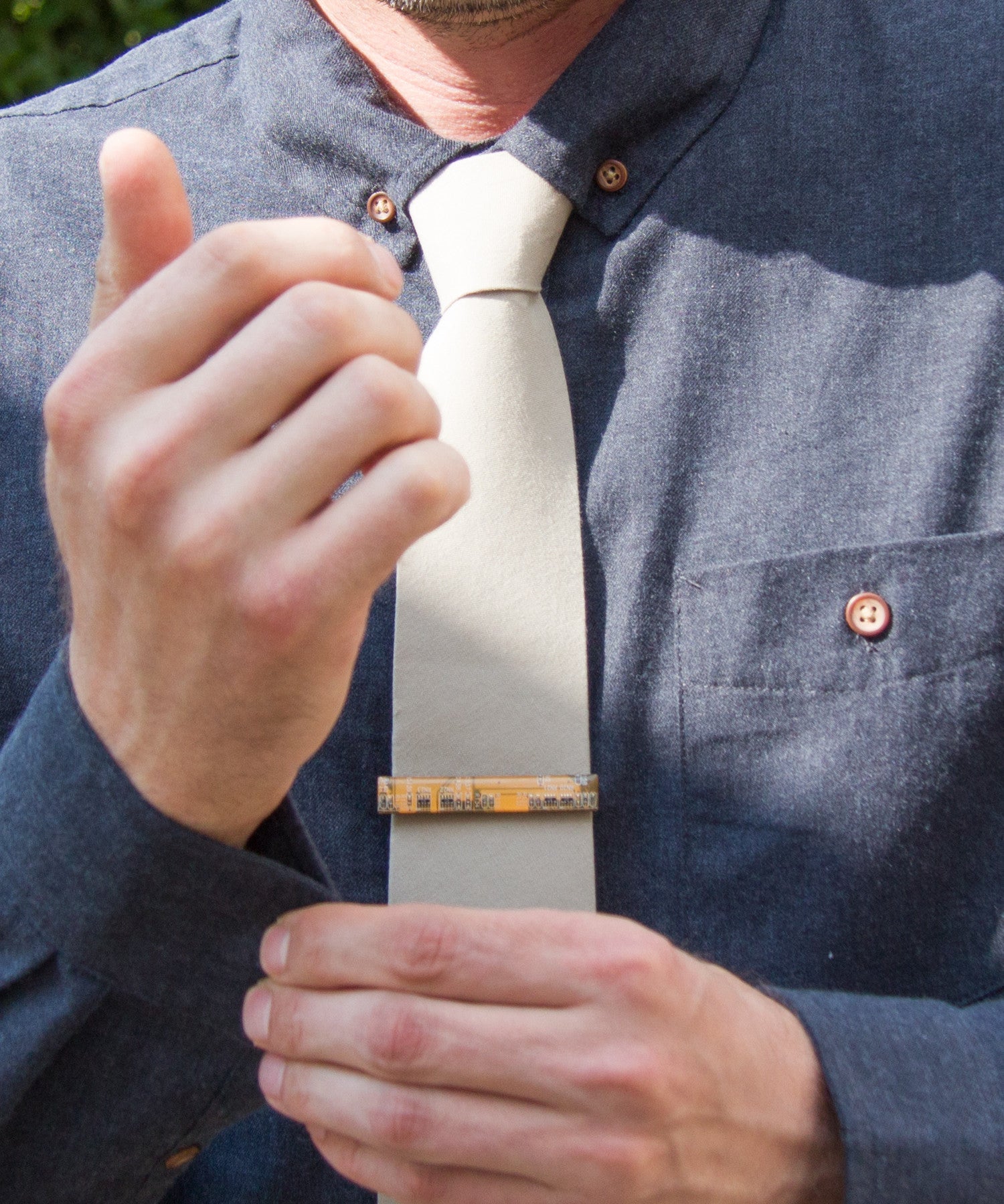 Tie bar made of circuit board